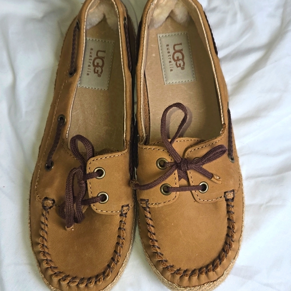 UGG TYLIN 6 NWOB DECK SHOE Nubuck Leather Lamb Fur Back Elevated Classic Preppy